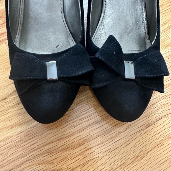 Bandolino Black Suede Wedges with Bow and Patent Leather Heel - Picture 7 of 7